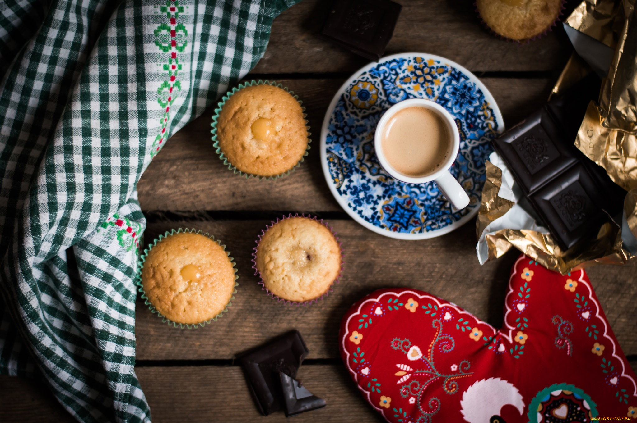 Чай пью с печеньем. Печенье к кофе. Печенье на деревянном столе. Чай с печеньем на столе. Стол с печеньками.